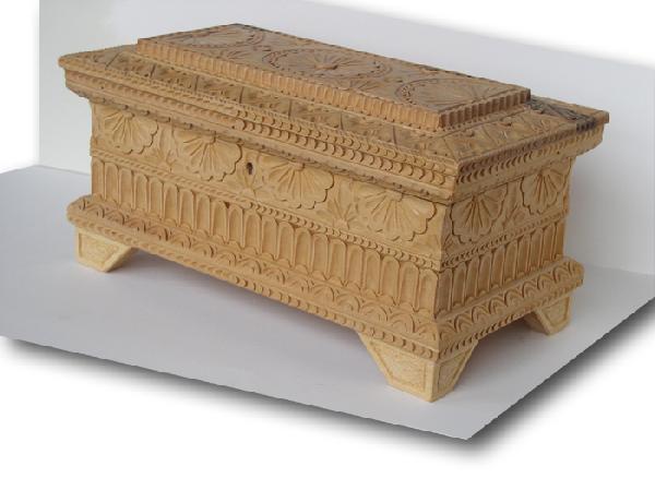 Jucunda - casket carved in chestnut